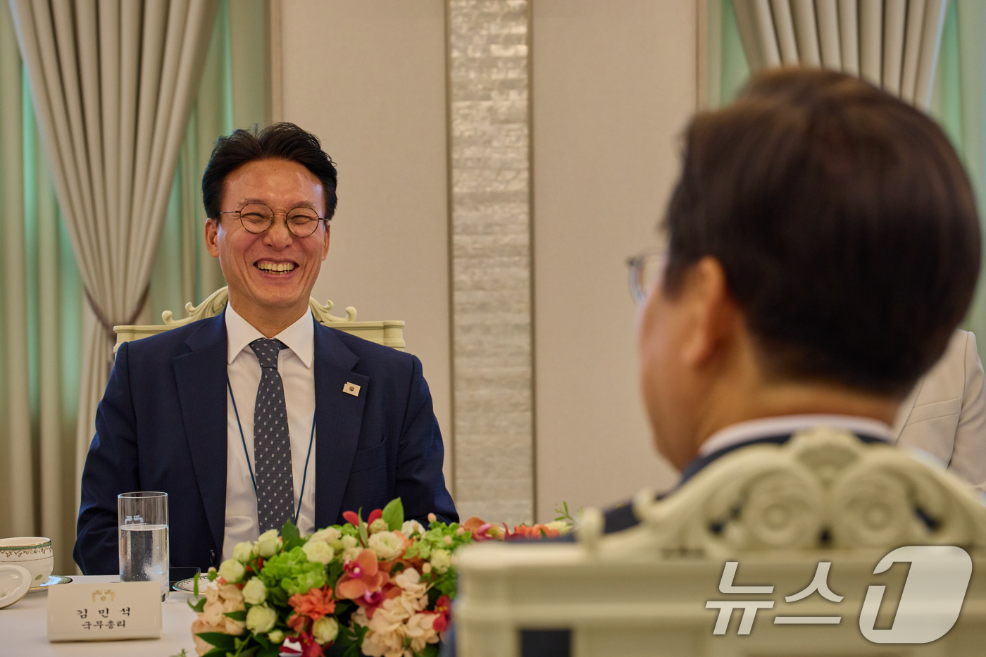 (서울=뉴스1) 허경 기자 = 이재명 대통령이 지난 4일 서울 용산 대통령실 청사에서 열린 김민석 신임 국무총리와 환담하고 있다 (이재명 대통령 SNS. 재판매 및 DB 금지) 2 …