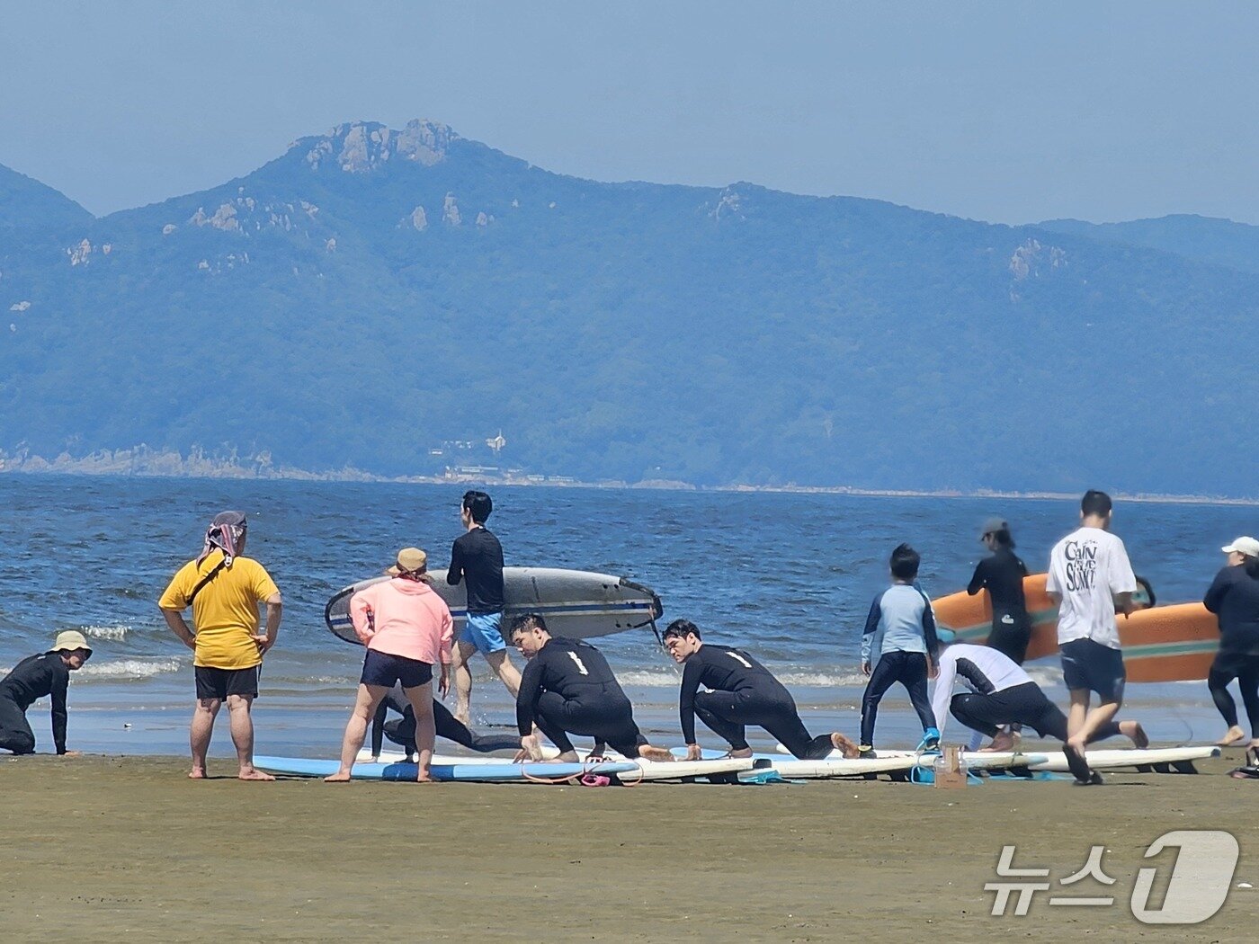 본문 이미지 - 5일 낮 12시 부산 다대포 해수욕장에서 피서객들이 서핑 강습을 받고 있다. ⓒ 뉴스1 박민석 기자