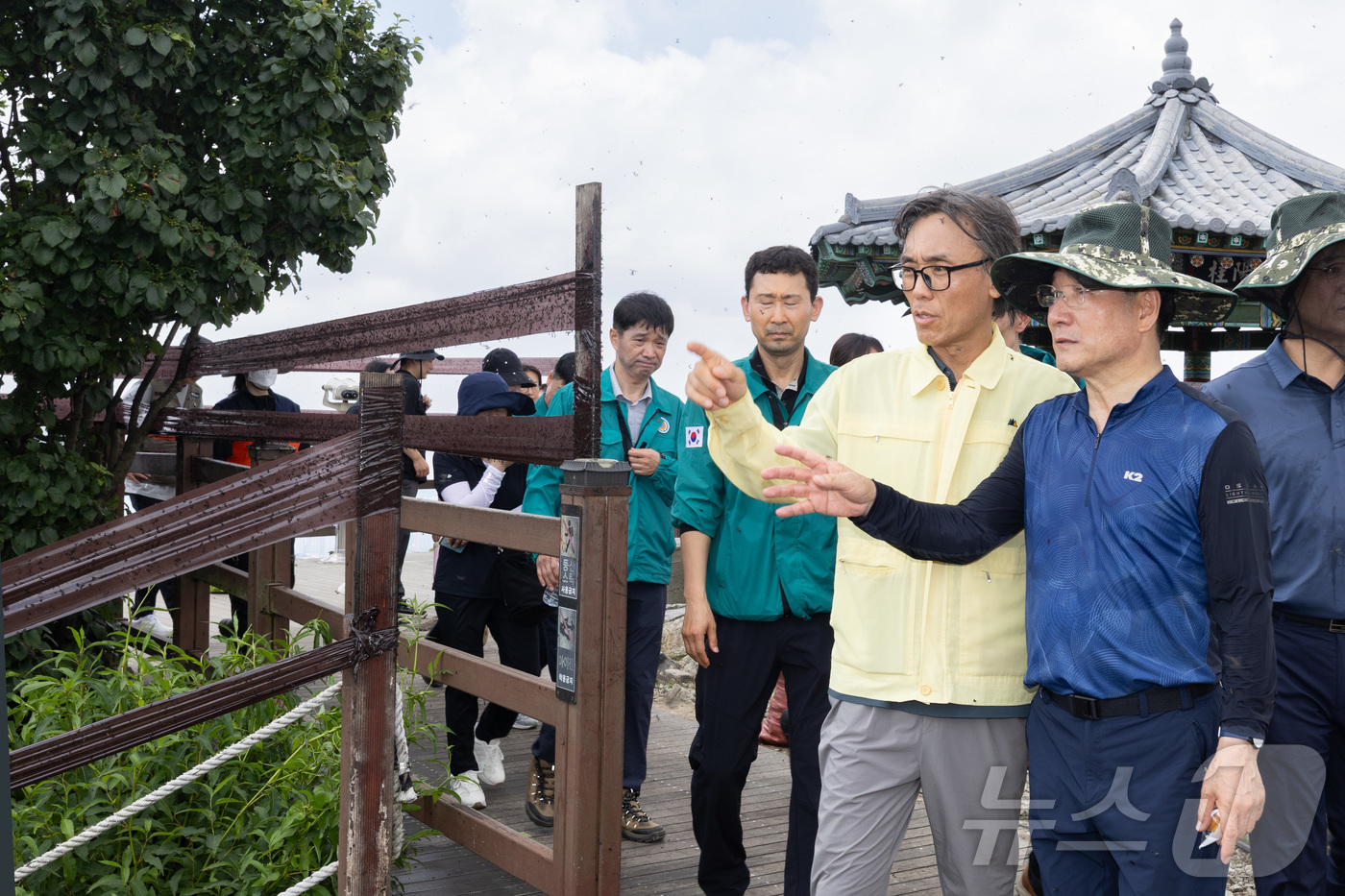 (서울=뉴스1) = 금한승 신임 환경부 차관이 5일 인천 계양산에서 유정복 인천광역시장, 이동우 계양구 부청장과 함께 러브버그 방제상황을 점검하고 있다. (환경부 제공. 재판매 및 …