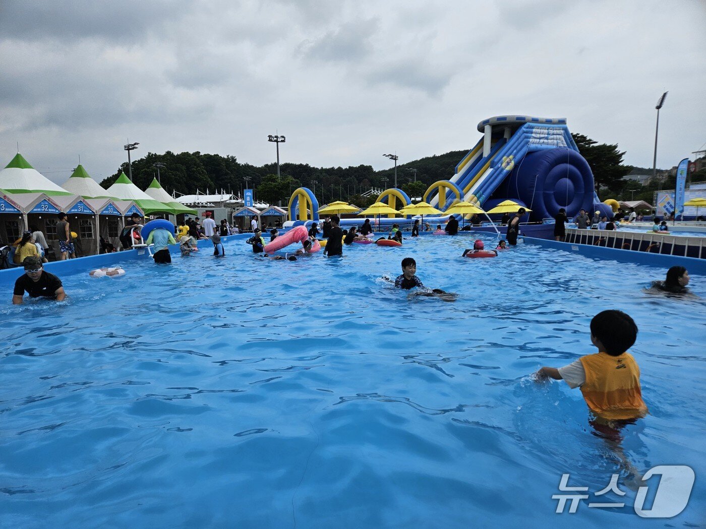 본문 이미지 - 3일 낮 춘천 송암스포츠타운 특설 경기장에서 열리는 썸머워터페스티벌에서 시민들이 물놀이를 하고 있다.205.7.5 한귀섭 기자