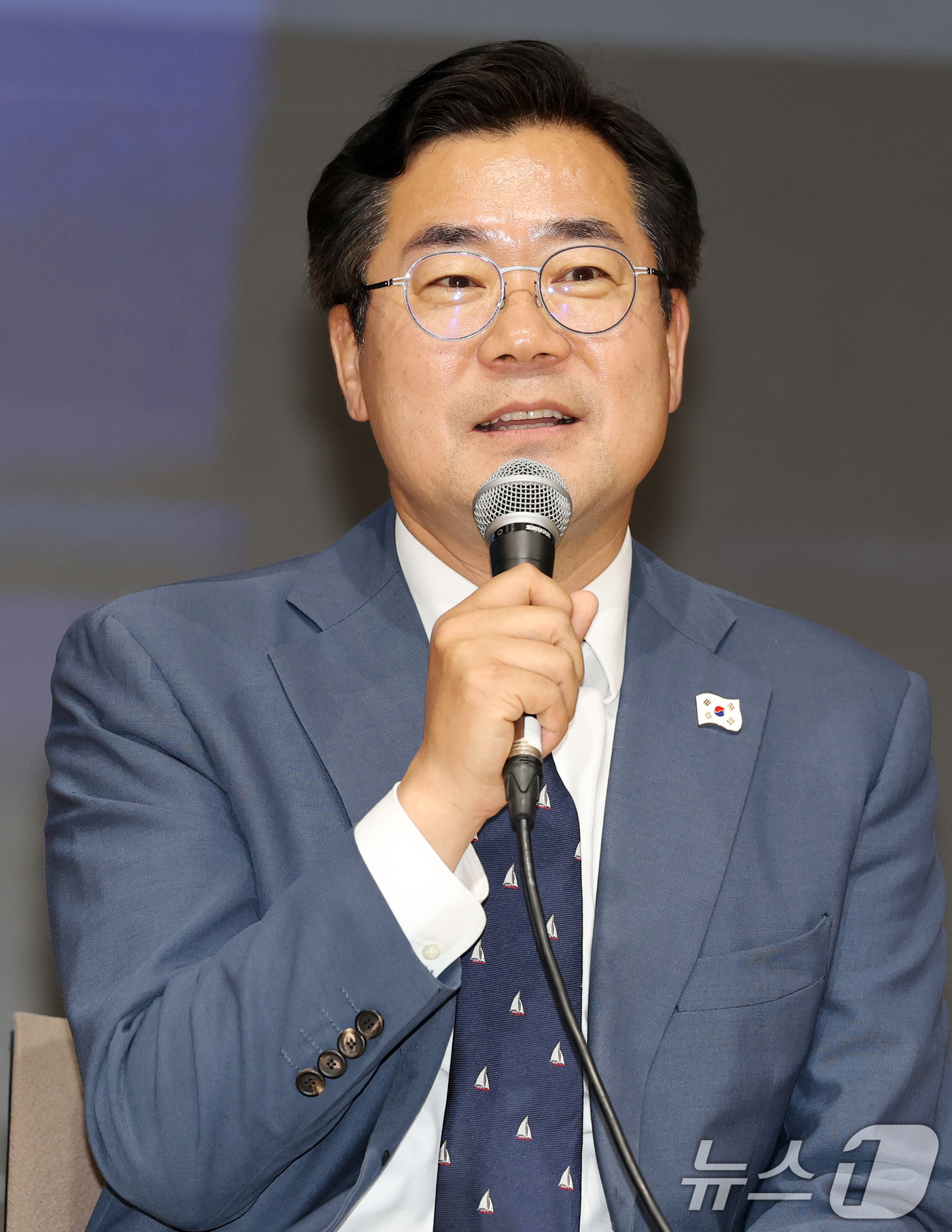 (전주=뉴스1) 유경석 기자 = 더불어민주당 당대표 선거에 출마한 박찬대 의원이 5일 전북 전주시 전주대학교 JJ아트홀에서 당찬대 원팀 토크콘서트를 하고 있다. 2025.7.5/뉴 …