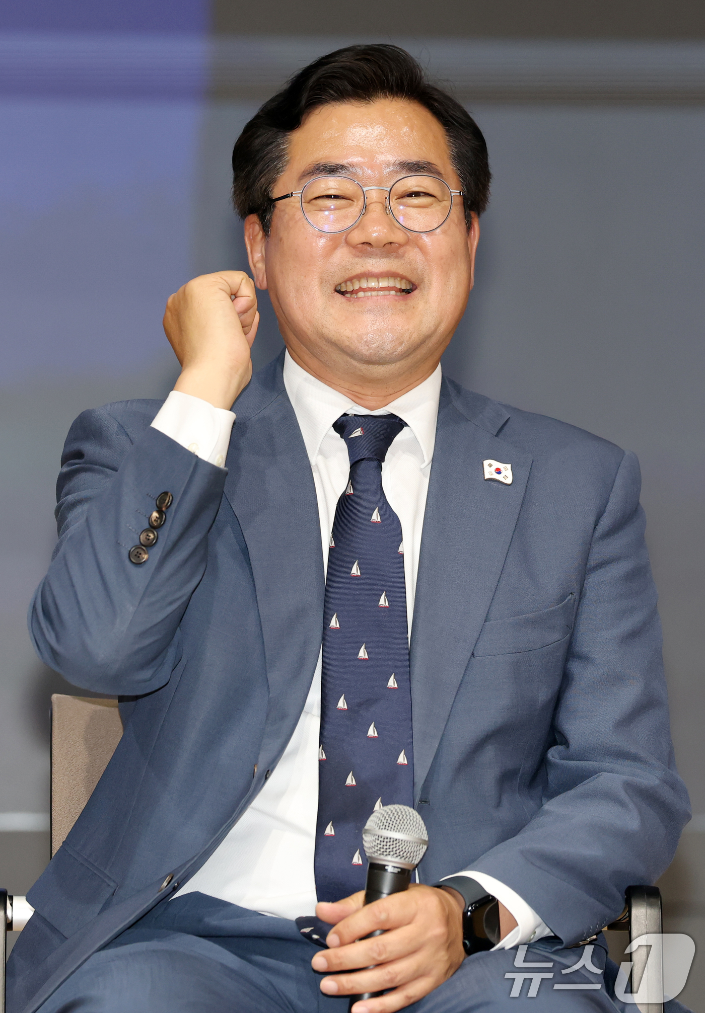 (전주=뉴스1) 유경석 기자 = 더불어민주당 당대표 선거에 출마한 박찬대 의원이 5일 전북 전주시 전주대학교 JJ아트홀에서 열린 당찬대 원팀 토크콘서트에서 지지자들의 환호에 화답하 …