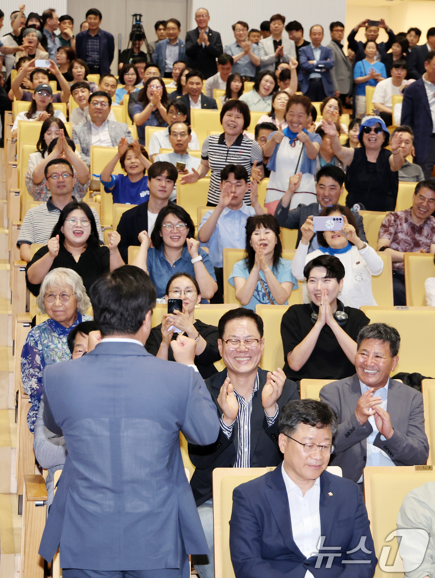 (전주=뉴스1) 유경석 기자 = 더불어민주당 당대표 선거에 출마한 박찬대 의원이 5일 전북 전주시 전주대학교 JJ아트홀에서 열린 당찬대 원팀 토크콘서트에서 지지자들의 환호에 화답하 …