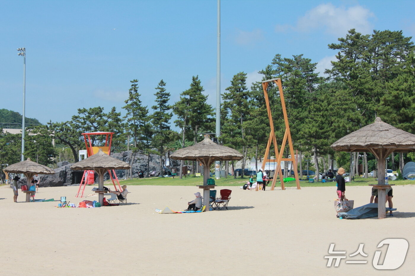 본문 이미지 - 피서객으로 붐비는 부안 변산해수욕장. 2025.7.5/뉴스1 신준수 기자