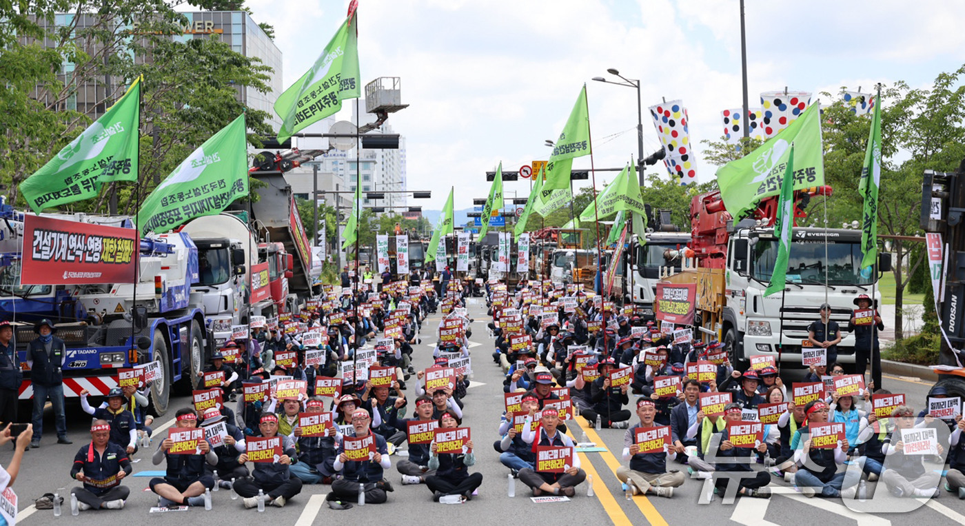 (광주=뉴스1) 박지현 기자 = 민주노총 전국건설노동조합 광주전남건설기계지부 조합원이 5일  광주시청 앞에서 총파업 투쟁을 열고 생존권 보장을 촉구하고 있다.(민주노총 제공. 재판 …
