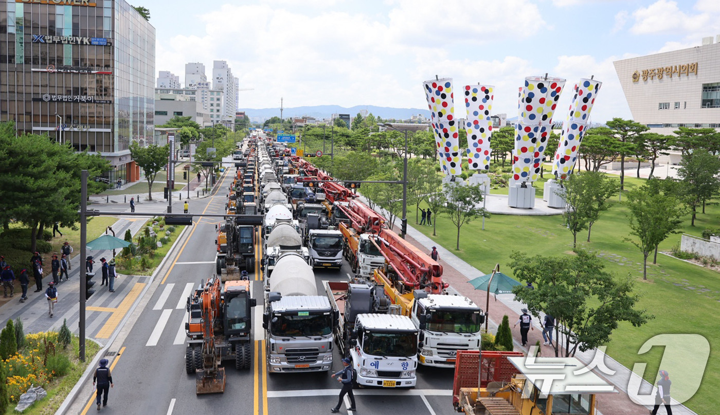 (광주=뉴스1) 박지현 기자 = 민주노총 전국건설노동조합 광주전남건설기계지부 조합원이 5일  광주시청 앞에서 총파업 투쟁을 열고 생존권 보장을 촉구하고 있다.(민주노총 제공. 재판 …