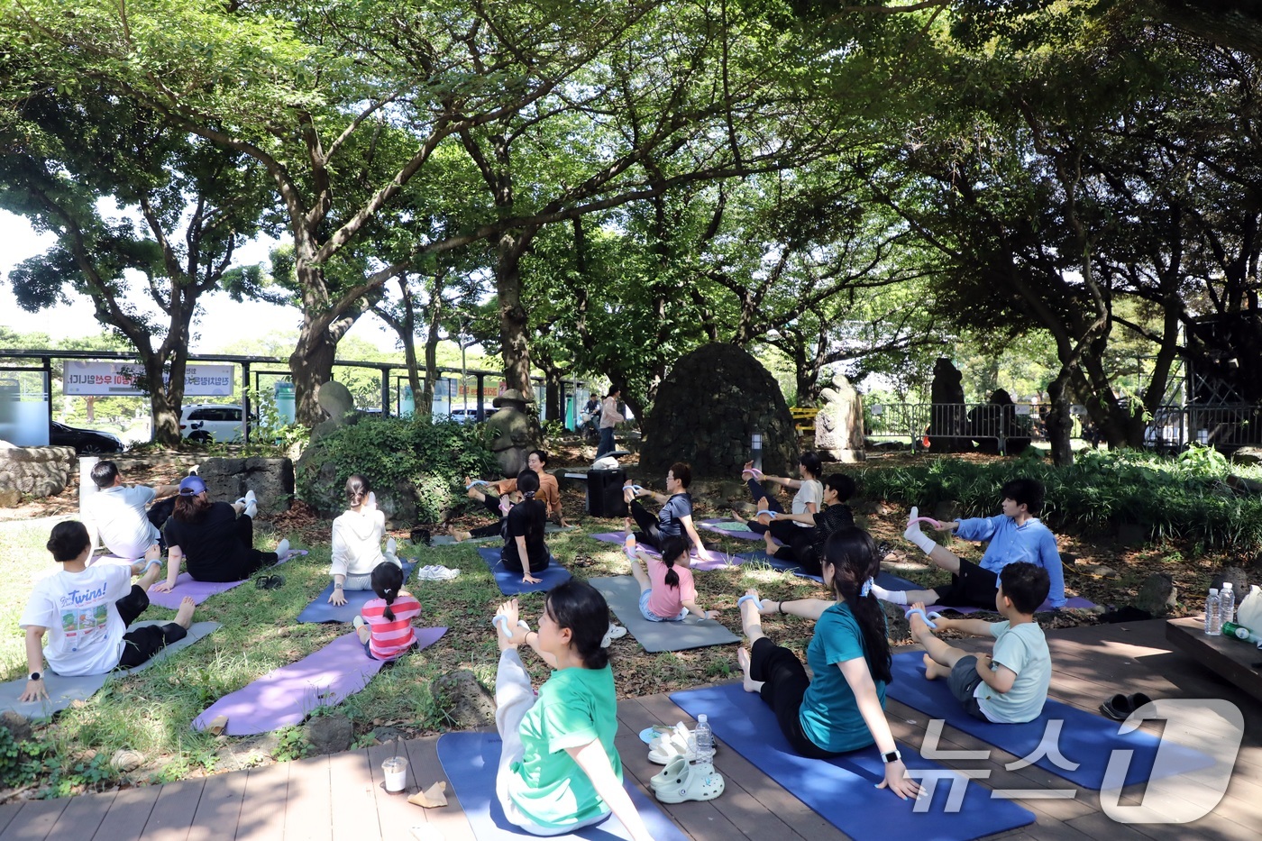 (제주=뉴스1) 고동명 기자 = 5일 오후 제주시 연동 삼다공원에서 제주관광공사가 주관한 삼다콘서트에서 도민과 관광객들이 요가 프로그램을 하고 있다. 2025.7.5/뉴스1