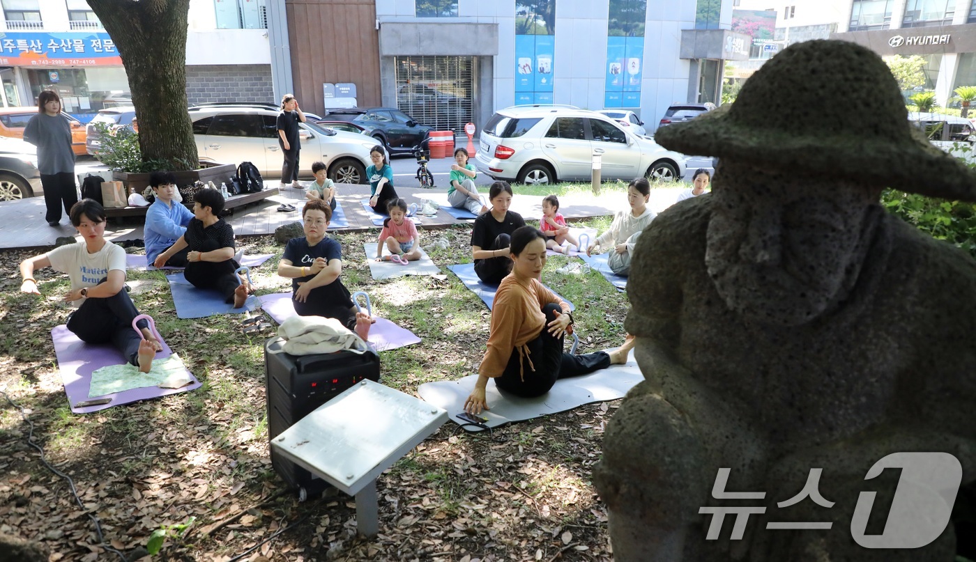 (제주=뉴스1) 고동명 기자 = 5일 오후 제주시 연동 삼다공원에서 제주관광공사가 주관한 삼다콘서트에서 도민과 관광객들이 요가 프로그램을 하고 있다. 2025.7.5/뉴스1