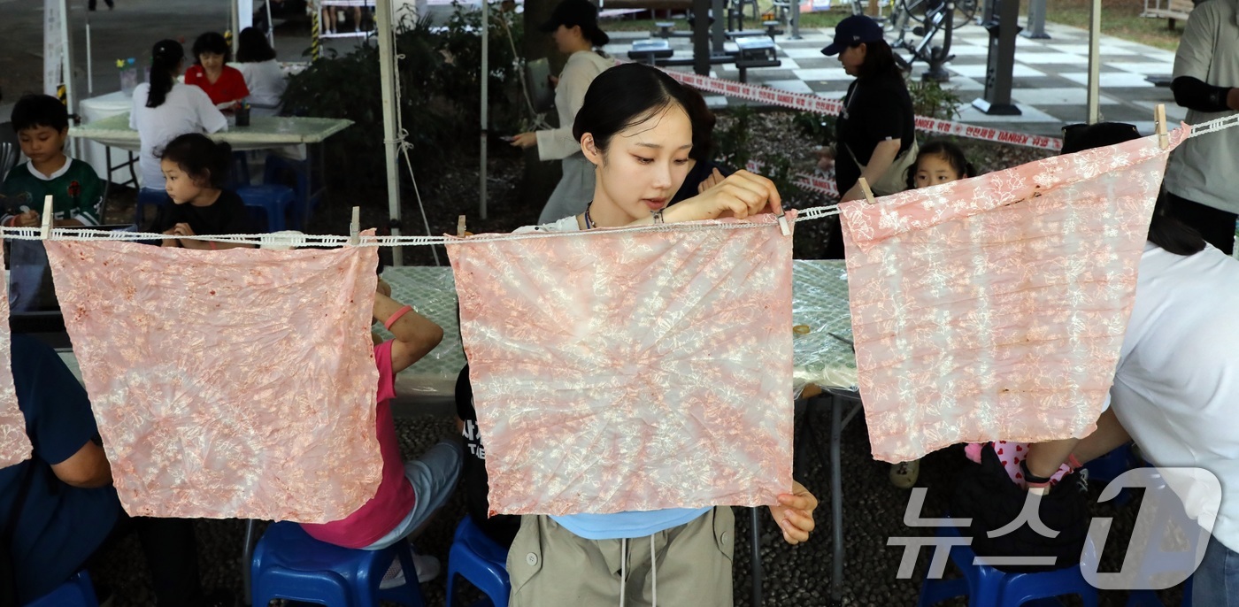 (제주=뉴스1) 고동명 기자 = 5일 오후 제주시 연동 삼다공원에서 제주관광공사가 주관한 삼다콘서트에서 도민과 관광객들이 동백꽃 염색 프로그램을 하고 있다. 2025.7.5/뉴스1 …