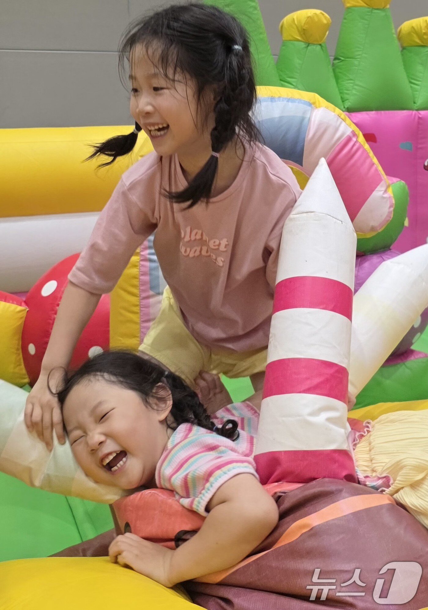 본문 이미지 - 5일 개막돼 이틀간 경북 구미코에서 열리는 &#39;썸머 페스티벌:키즈바캉스&#39;에 참여한 어린이들이 키즈 챌린지 바운스에서 즐거운 시간을 보내고 있다. 2025.7.5/뉴스1마련한 마약중독 예방 OX게임을 하고 있다. 2025.7.5/뉴스1 ⓒ News1 정우용 기자