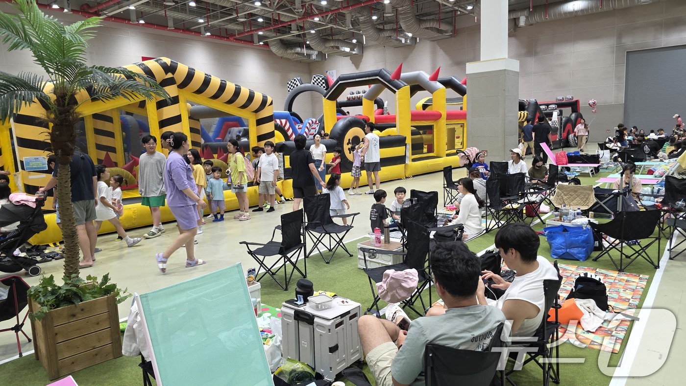 (구미=뉴스1) 정우용 기자 = 5일 경북 구미코에서 열린 '썸머 페스티벌:키즈바캉스'를 찾은 가족단위 방문객들이 실내에 마련된 캠핑 의자 등에서 더위를 피하며 즐거운 시간을 보내 …