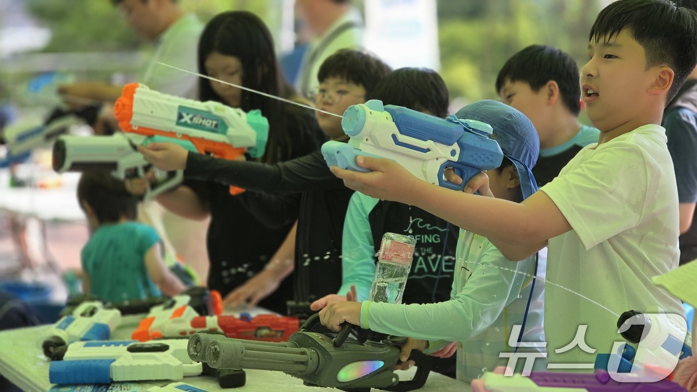 (구미=뉴스1) 정우용 기자 = 5일 경북 구미코에서 열린 '썸머 페스티벌:키즈바캉스'에 참여한 어린이들이 물총으로 과녁을 맞추는 '워터 타켓' 게임을 하고 있다. 2025.7.5 …
