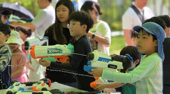구미코에서 물총 게임 즐기는 어린이들
