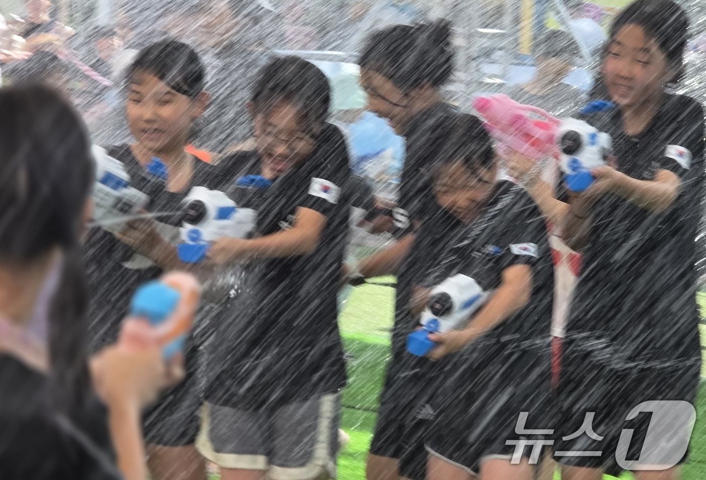 (구미=뉴스1) 정우용 기자 = 5일 경북 구미코에서 열린 '썸머 페스티벌:키즈바캉스'에 참여한 어린이들이 '물총 대전' 시간에 물총 놀이를 하고 있다. 2025.7.5/뉴스1