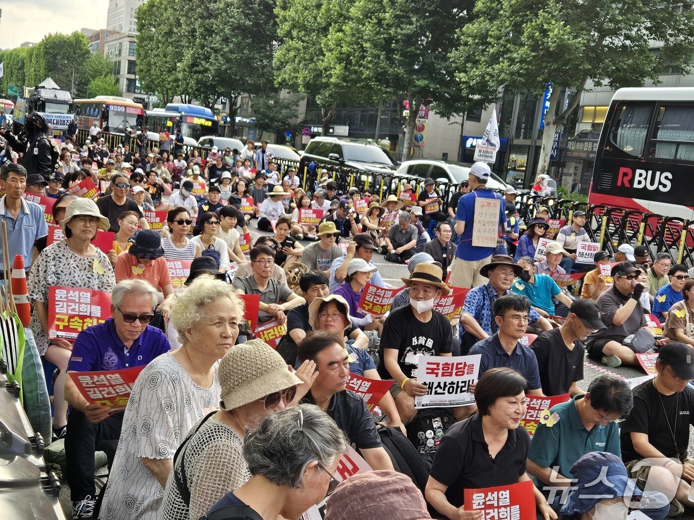 본문 이미지 - 5일 서울 서초구 교대역 앞에서 촛불행동이 내란죄 수사 촉구 집회를 여는 모습. 2025.7.5/뉴스1 ⓒ News1 신윤하 기자