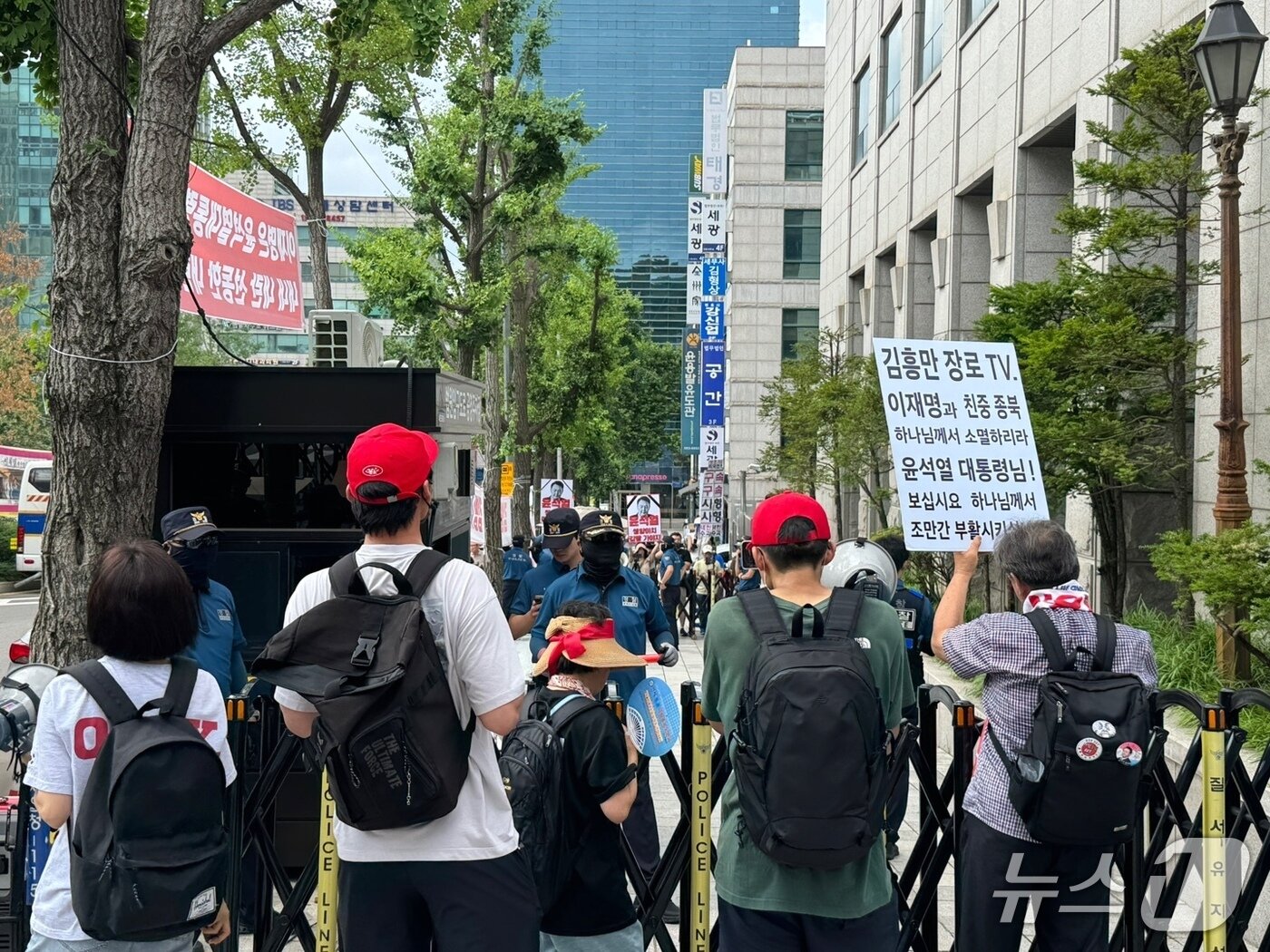 본문 이미지 - 5일 서울 서초구 서울고검 일대의 윤석열 전 대통령 지지자들과 이재명 지지자들이 바리케이드를 중간에 두고 대치하고 있다. 2025.7.5/뉴스1 ⓒ News1 권준언 기자