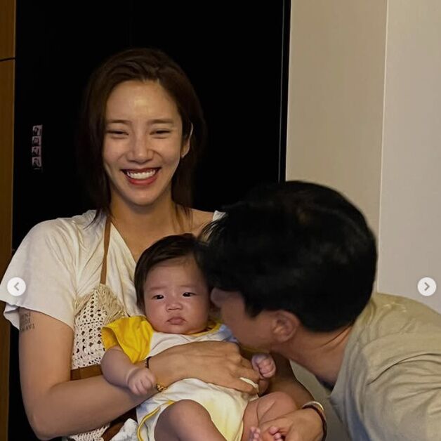 이규혁♥손담비, 딸 품에 안고 뽀뽀 쪽…엄마의 물오른 미모 [N샷]
