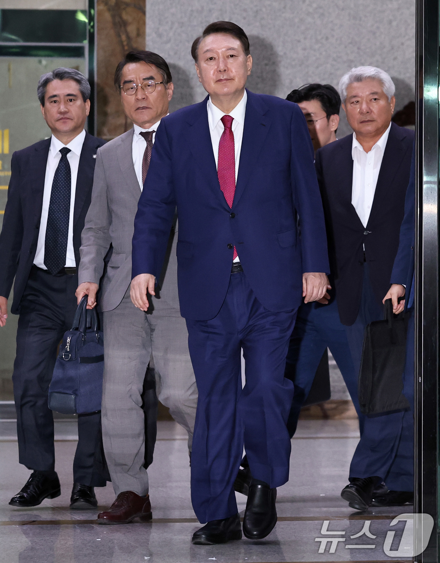 (서울=뉴스1) 구윤성 기자 = 윤석열 전 대통령이 5일 오후 서초구 서울고등검찰청에서 내란특검 2차 대면조사를 받은 뒤 청사를 나서고 있다. 2025.7.5/뉴스1