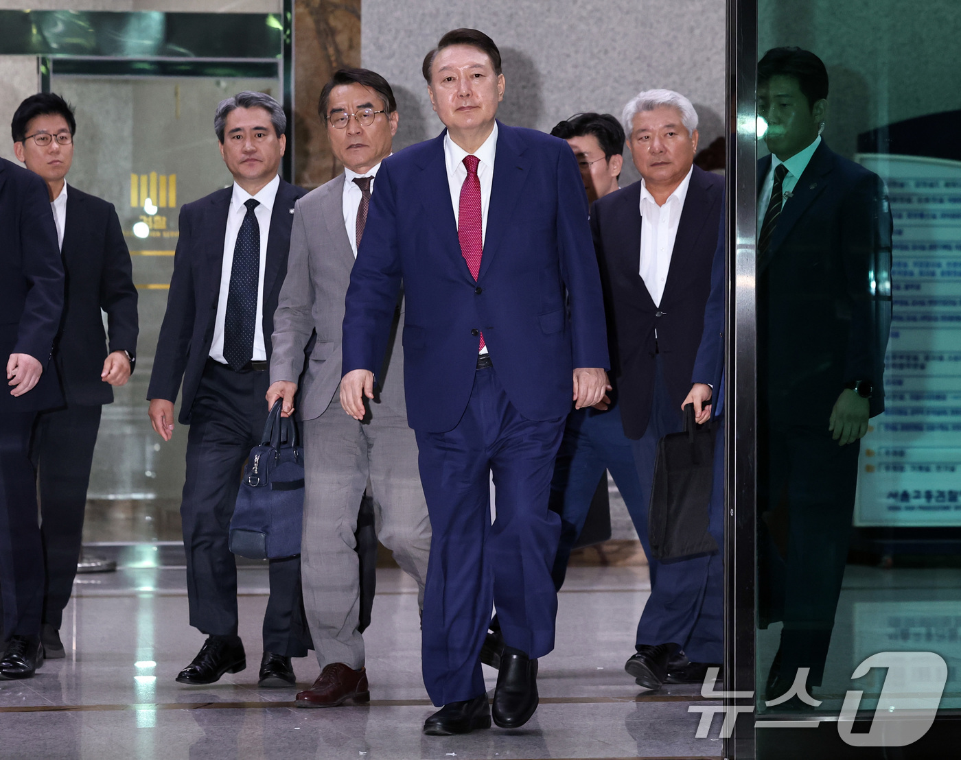 (서울=뉴스1) 구윤성 기자 = 윤석열 전 대통령이 5일 오후 서초구 서울고등검찰청에서 내란특검 2차 대면조사를 받은 뒤 청사를 나서고 있다. 2025.7.5/뉴스1