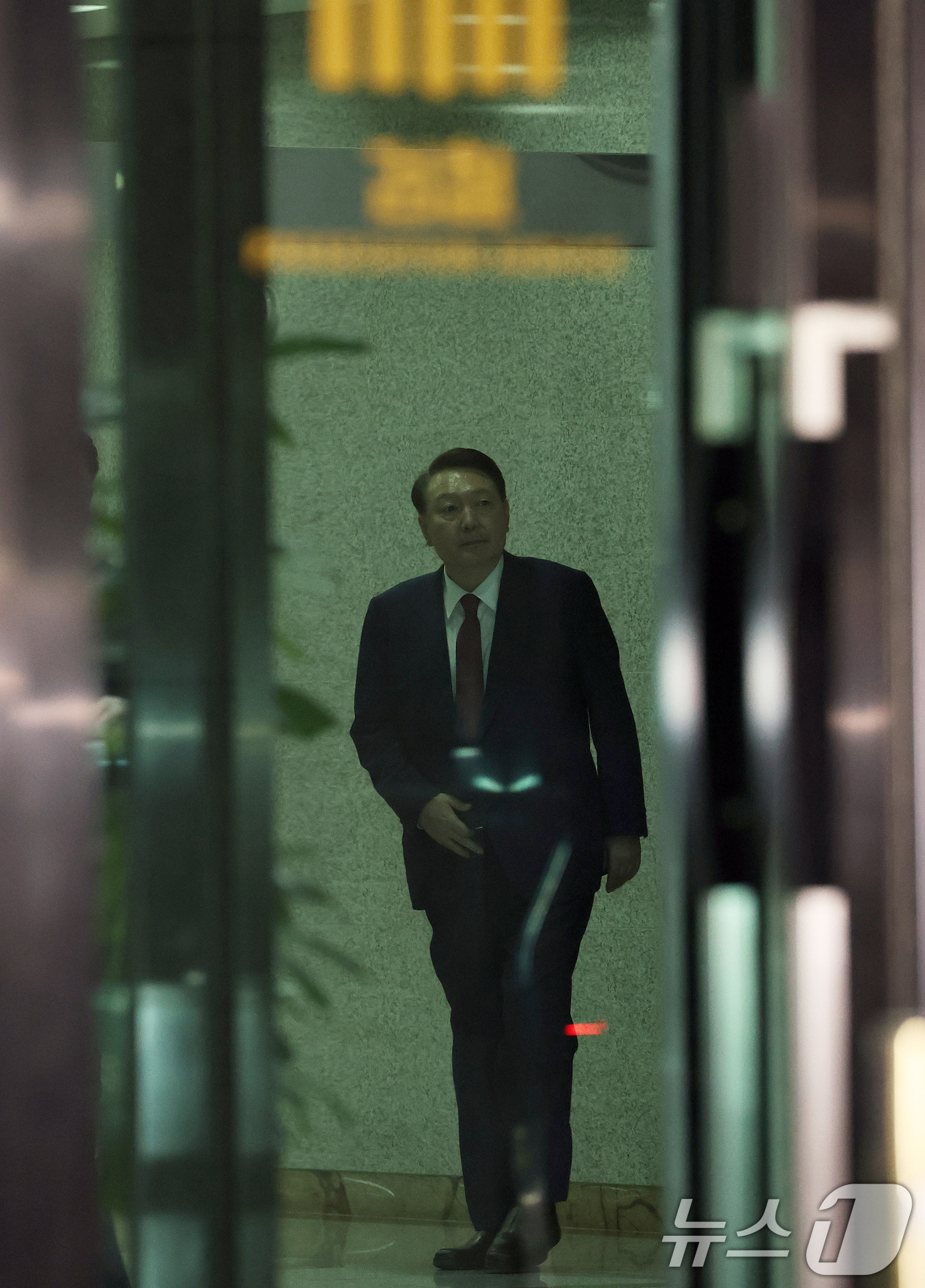 (서울=뉴스1) 구윤성 기자 = 윤석열 전 대통령이 5일 오후 서초구 서울고등검찰청에서 내란특검 2차 대면조사를 받은 뒤 청사를 나서고 있다. 2025.7.6/뉴스1