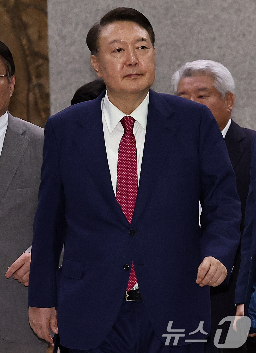 (서울=뉴스1) 구윤성 기자 = 윤석열 전 대통령이 5일 오후 서초구 서울고등검찰청에서 내란특검 2차 대면조사를 받은 뒤 청사를 나서고 있다. 2025.7.6/뉴스1