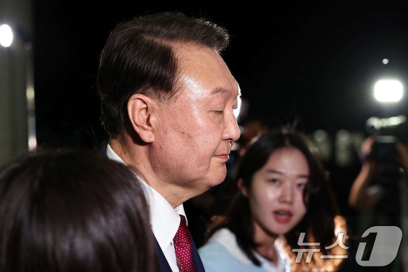 (서울=뉴스1) 구윤성 기자 = 윤석열 전 대통령이 5일 오후 서초구 서울고등검찰청에서 내란특검 2차 대면조사를 받은 뒤 청사를 나서고 있다. 2025.7.6/뉴스1