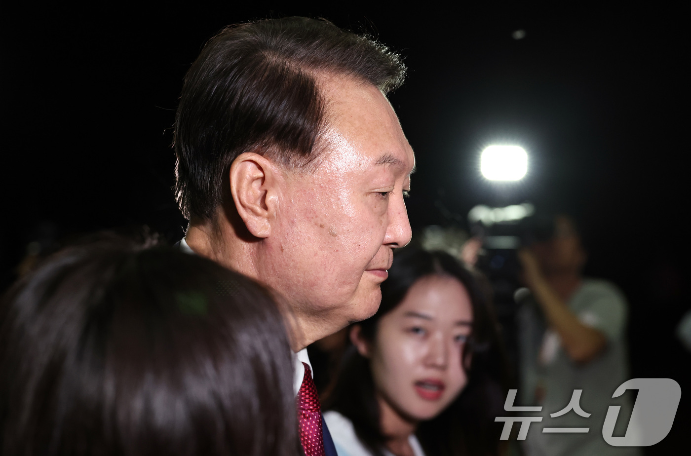 (서울=뉴스1) 구윤성 기자 = 윤석열 전 대통령이 5일 오후 서초구 서울고등검찰청에서 내란특검 2차 대면조사를 받은 뒤 청사를 나서고 있다. 2025.7.6/뉴스1