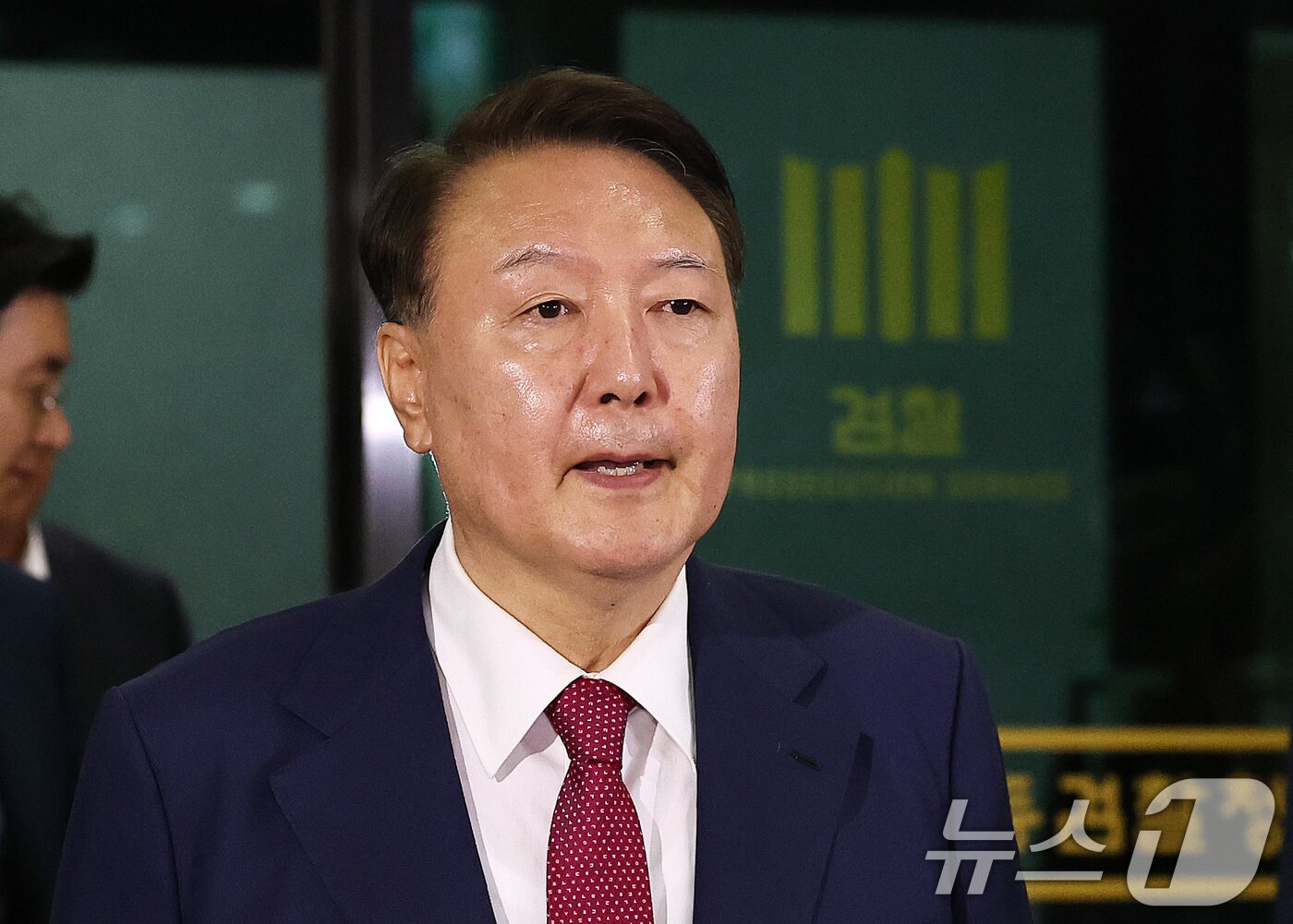 본문 이미지 - 윤석열 전 대통령이 지난달 5일 오후 서초구 서울고등검찰청에서 내란특검 2차 대면조사를 받은 뒤 청사를 나서고 있다./뉴스1 ⓒ News1 구윤성 기자