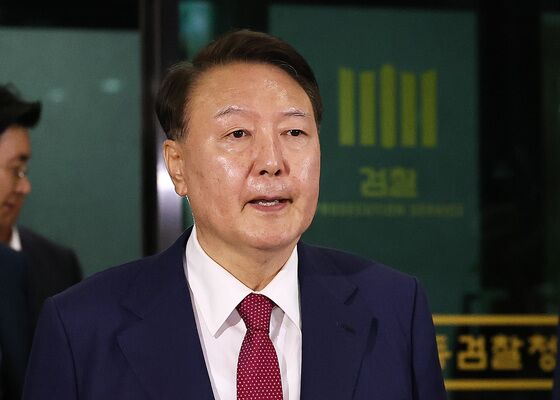 尹, 구속영장 심사 출석…취재진 질문에 묵묵부답(2보)