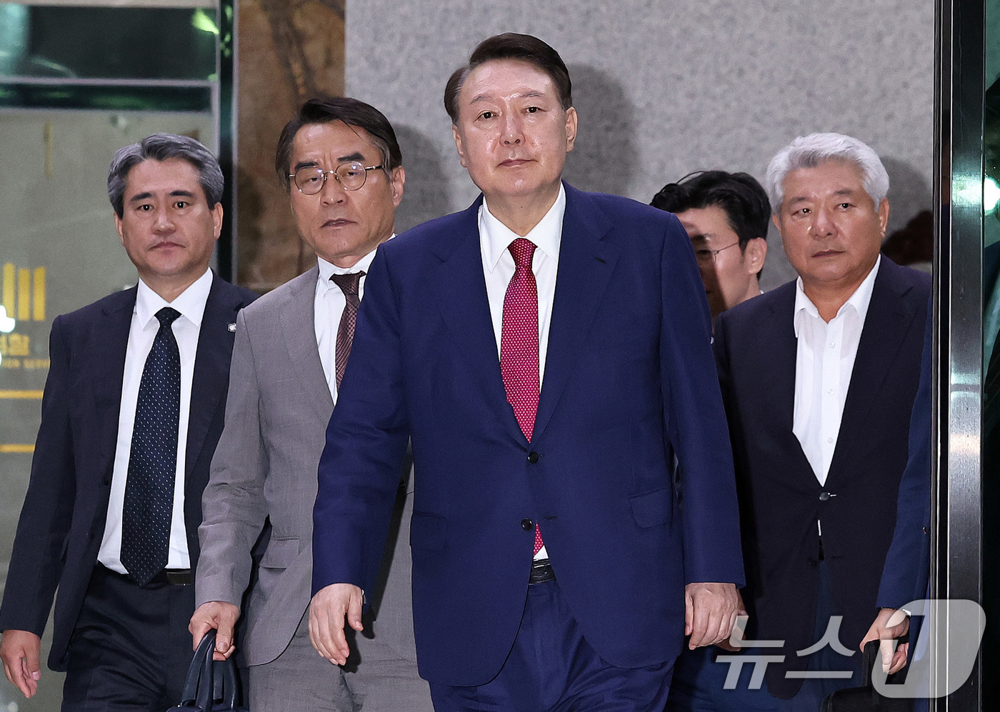 (서울=뉴스1) 구윤성 기자 = 윤석열 전 대통령이 5일 오후 서초구 서울고등검찰청에서 내란특검 2차 대면조사를 받은 뒤 청사를 나서고 있다. 2025.7.6/뉴스1