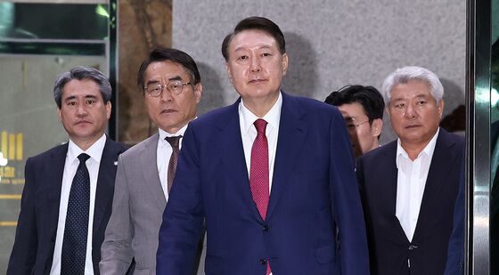 변호인단과 함께 고검청사 나서는 윤석열