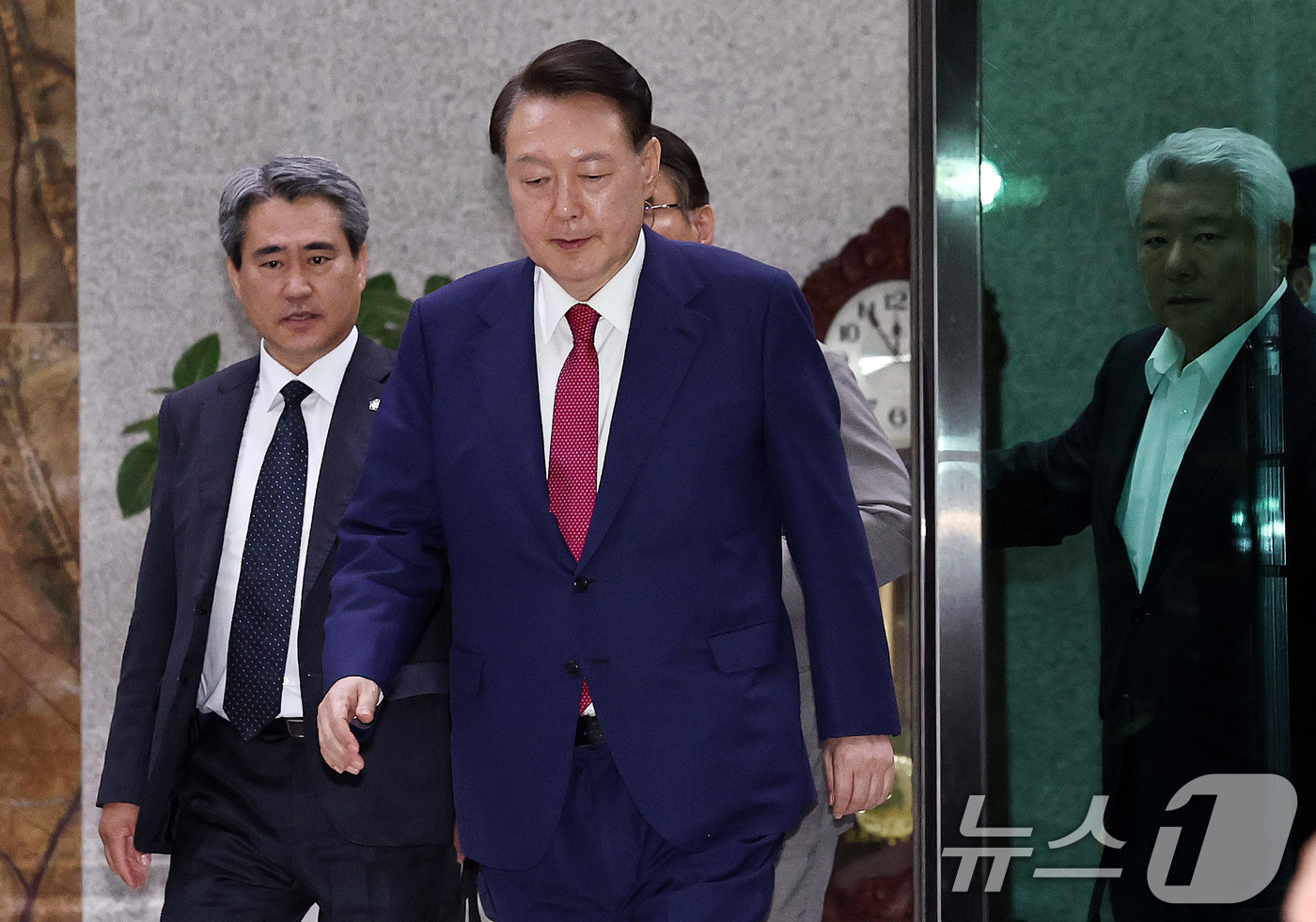 (서울=뉴스1) 구윤성 기자 = 윤석열 전 대통령이 5일 오후 서초구 서울고등검찰청에서 내란특검 2차 대면조사를 받은 뒤 청사를 나서고 있다. 2025.7.6/뉴스1