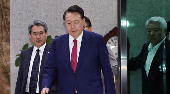 윤석열, 자정 앞두고 귀가