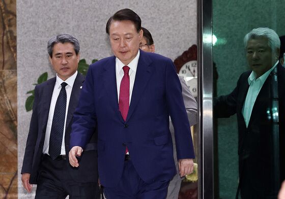 사병도 동원하더니…'의무없는 체포 저지' 직권남용도 尹영장 적시