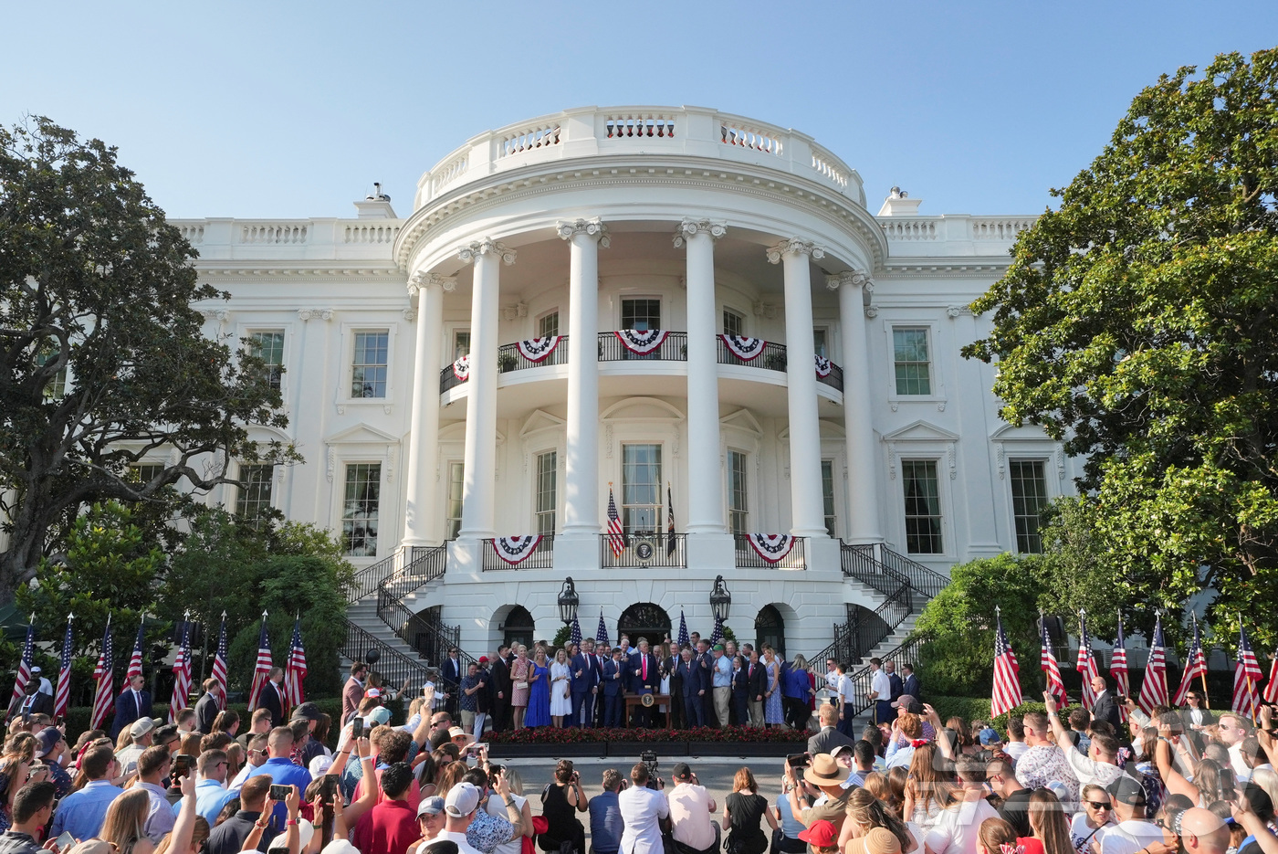 (워싱턴DC 로이터=뉴스1) 류정민 특파원 = 4일(현지시간) 미국 독립기념일(7월 4일)을 맞아 도널드 트럼프 미국 대통령이 워싱턴DC 백악관에서 군인 가족들과 함께한 피크닉 행 …