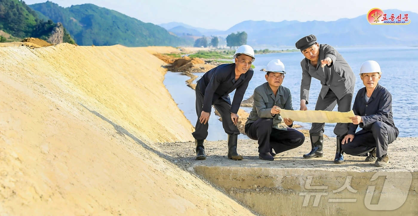 (평양 노동신문=뉴스1) = 북한 노동당 기관지 노동신문은 6일 평안남도 간부들과 노동자들이 "재해성 이상기후에 의한 피해를 최소화하기 위한 사업을 계속 심화시키고 있다"라고 보도 …