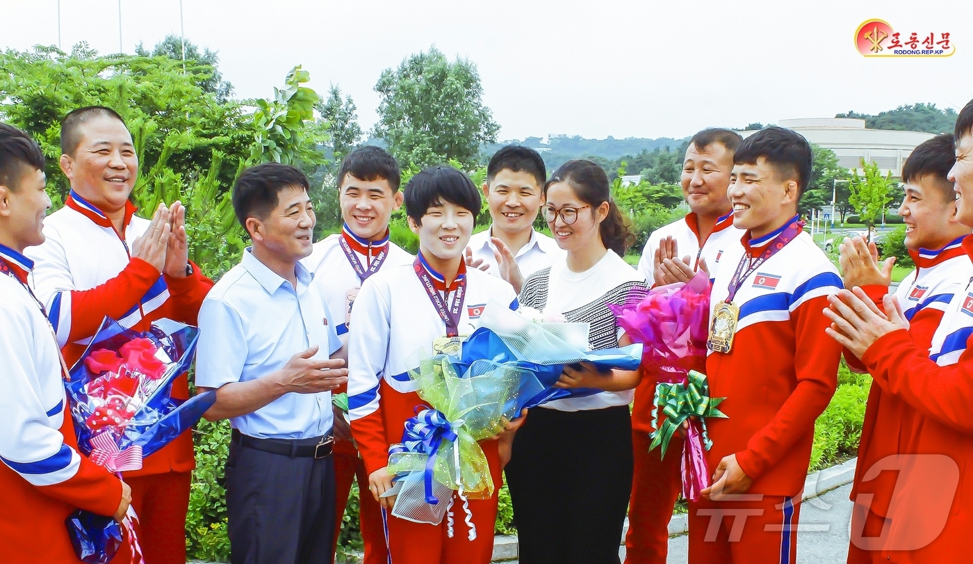 (평양 노동신문=뉴스1) = 북한 노동당 기관지 노동신문은 6일 '2025 17세 이상 23세 미만 아시아 레슬링선수권대회'에서 좋은 성과를 낸 선수들을 조명하며 "이들의 기술 수 …