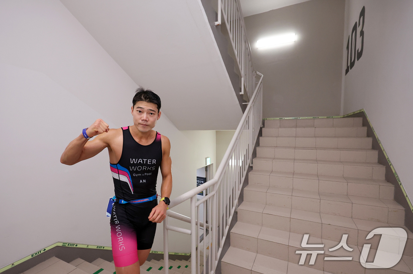 (서울=뉴스1) 김성진 기자 = 6일 오전 서울 송파구 잠실 롯데월드타워에서 열린 2025 롯데 아쿠아슬론에서 참가자들이 타워 계단을 오르고 있다.올해로 4회째를 맞이한 '롯데 아 …