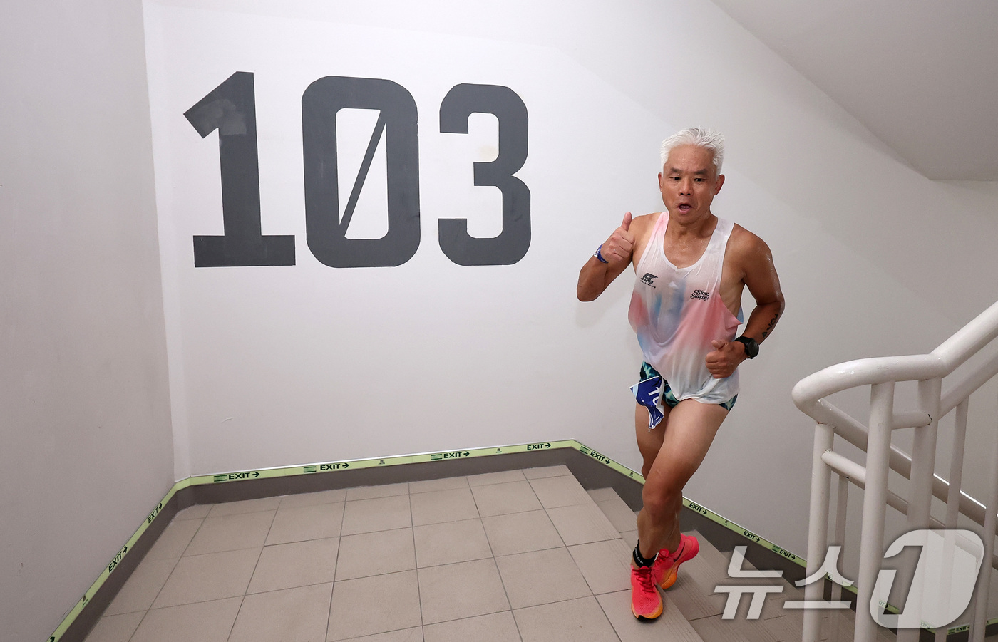 (서울=뉴스1) 김성진 기자 = 6일 오전 서울 송파구 잠실 롯데월드타워에서 열린 2025 롯데 아쿠아슬론에서 참가자들이 타워 계단을 오르고 있다.올해로 4회째를 맞이한 '롯데 아 …