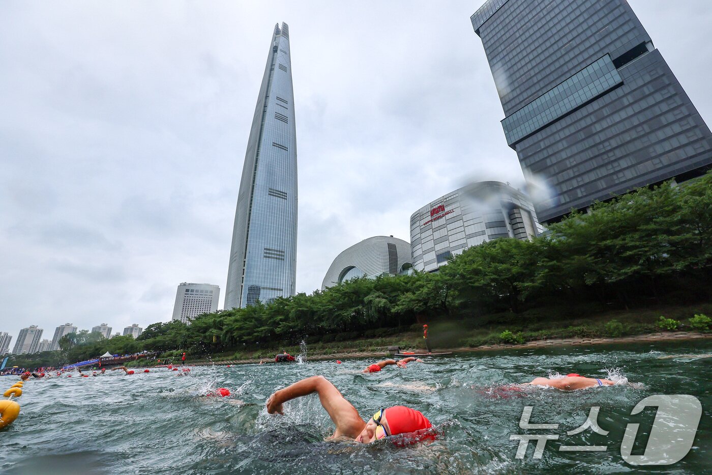 본문 이미지 - 6일 오전 서울 송파구 잠실 석촌호수에서 열린 2025 롯데 아쿠아슬론에서 참가자들이 수영을 하고 있다. &#40;공동취재&#41; 2025.7.6/뉴스1 ⓒ News1 김성진 기자