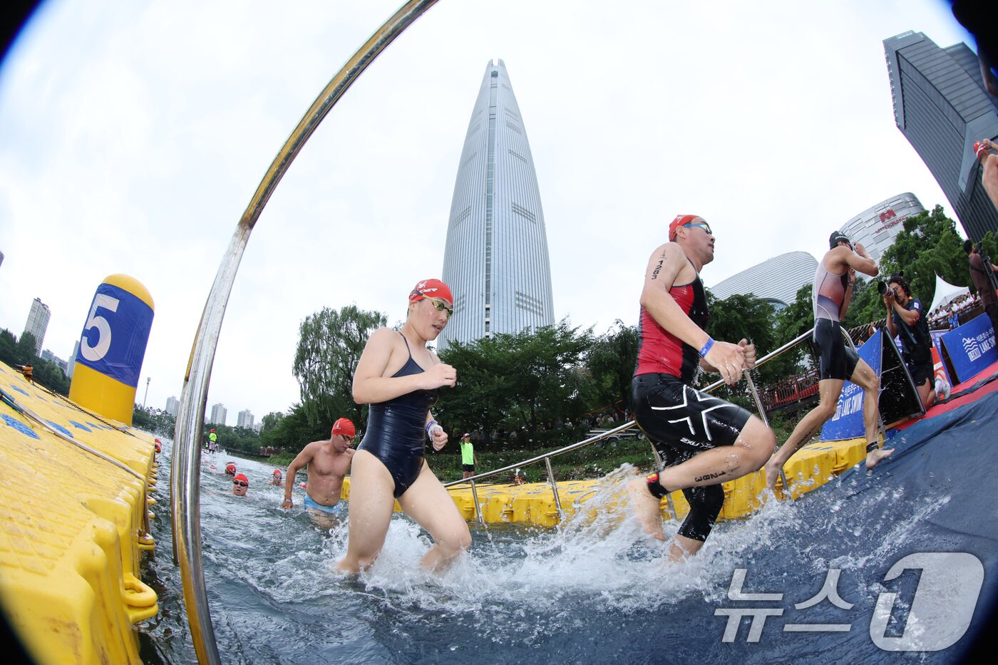 본문 이미지 - 6일 오전 서울 송파구 잠실 석촌호수에서 열린 2025 롯데 아쿠아슬론에서 참가자들이 수영을 하고 있다. &#40;공동취재&#41; 2025.7.6/뉴스1 ⓒ News1 김성진 기자