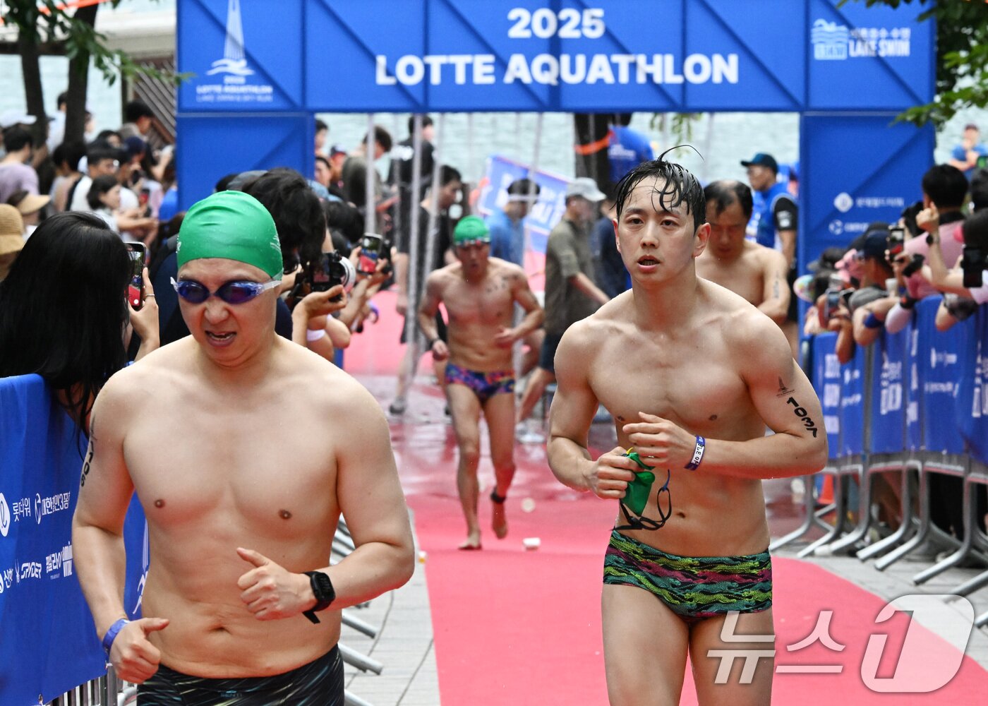 본문 이미지 - 6일 오전 서울 송파구 잠실 석촌호수에서 열린 2025 롯데 아쿠아슬론에서 참가자들이 스카이런 코스로 이동하고 있다.  &#40;공동취재&#41; 2025.7.6/뉴스1 ⓒ News1 김성진 기자
