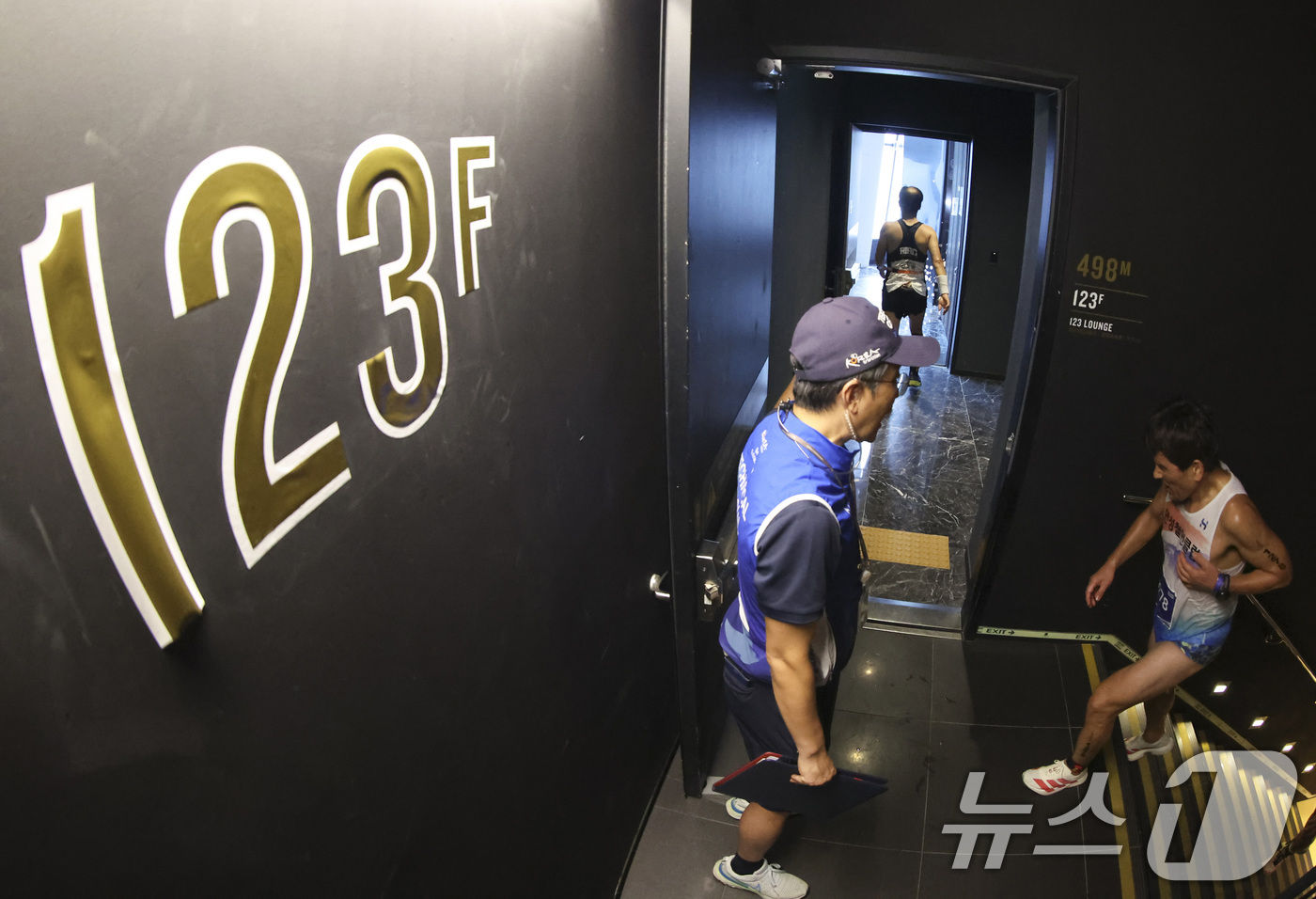 (서울=뉴스1) 김성진 기자 = 6일 오전 서울 송파구 잠실 롯데월드타워에서 열린 2025 롯데 아쿠아슬론에서 참가자들이 결승점을 향해 달리고 있다.올해로 4회째를 맞이한 '롯데 …