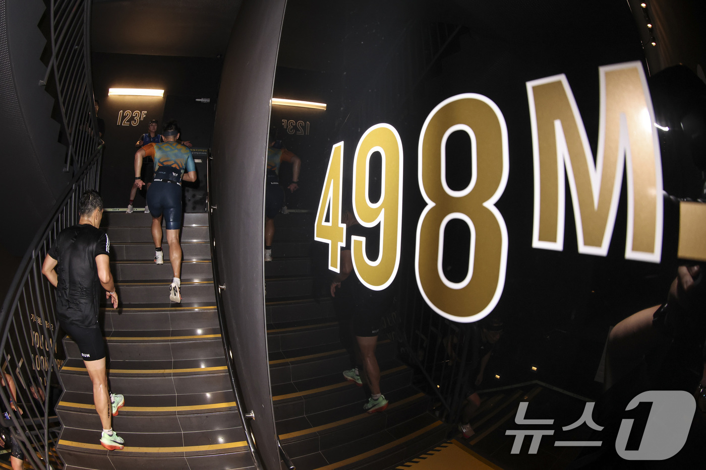 (서울=뉴스1) 김성진 기자 = 6일 오전 서울 송파구 잠실 롯데월드타워에서 열린 2025 롯데 아쿠아슬론에서 참가자들이 결승점을 향해 달리고 있다.올해로 4회째를 맞이한 '롯데 …