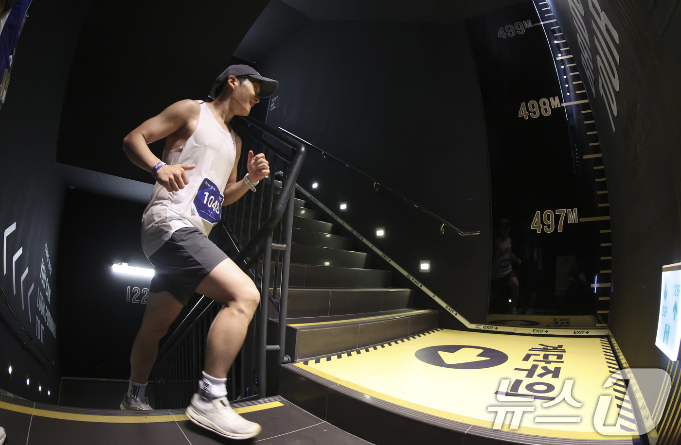 (서울=뉴스1) 김성진 기자 = 6일 오전 서울 송파구 잠실 롯데월드타워에서 열린 2025 롯데 아쿠아슬론에서 참가자들이 결승점을 향해 달리고 있다.올해로 4회째를 맞이한 '롯데 …