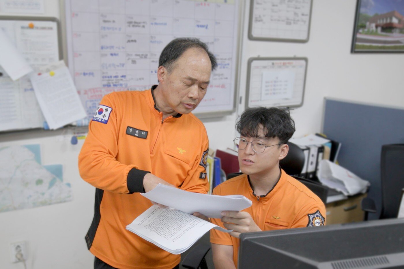 본문 이미지 - KT희망나눔인상 공동 수상자인 강릉소방서 김만하 소방관(좌측)이 동료 직원과 이야기를 나누는 모습 (KT 제공)