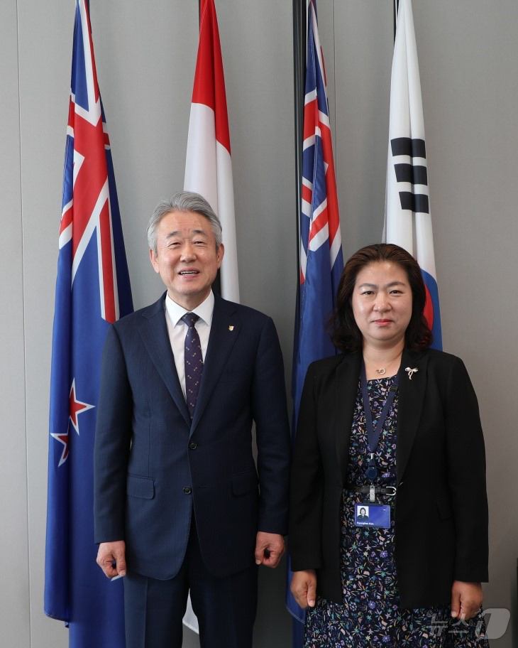 (서울=뉴스1) = 강호동 농협중앙회 회장은 4일(현지시간) 영국 런던의 코리아푸드 매장을 방문 후 코리아푸드, 판아시아 대표 등 유럽 현지 유통업 주요 관계자들과 협력 확대방안을 …