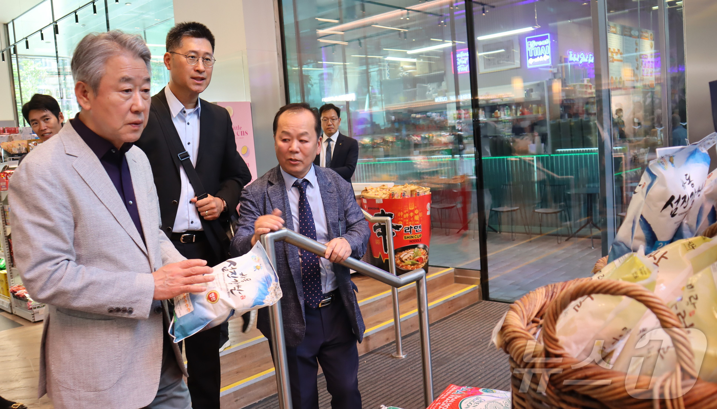 (서울=뉴스1) = 강호동 농협중앙회 회장은 4일(현지시간) 영국 런던의 코리아푸드 매장을 방문 후 코리아푸드, 판아시아 대표 등 유럽 현지 유통업 주요 관계자들과 협력 확대방안을 …