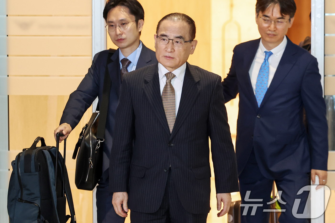 (인천공항=뉴스1) 민경석 기자 = 위성락 국가안보실장이 6일 오전 인천국제공항을 통해 미국으로 출국하고 있다.위성락 실장은 미국 측 인사들과 관세 등 현안 관련 논의에 나설 계획 …