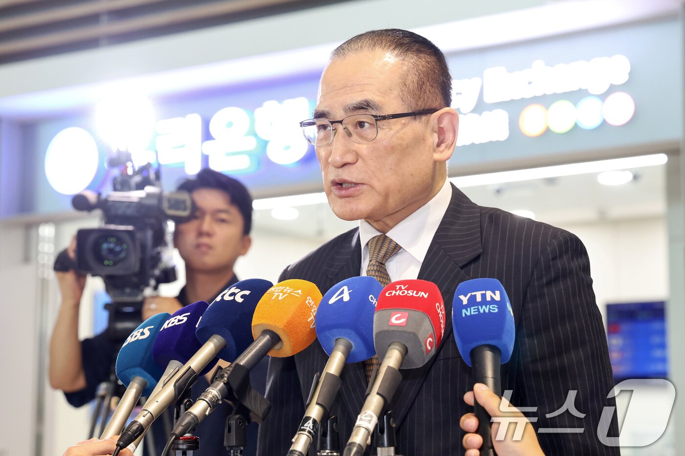 본문 이미지 - 위성락 국가안보실장이 6일 오전 인천국제공항을 통해 미국으로 출국하기 앞서 취재진의 질문에 답하고 있다. 위성락 실장은 미국 측 인사들과 관세 등 현안 관련 논의에 나설 계획이다. 2025.7.6/뉴스1 ⓒ News1 민경석 기자
